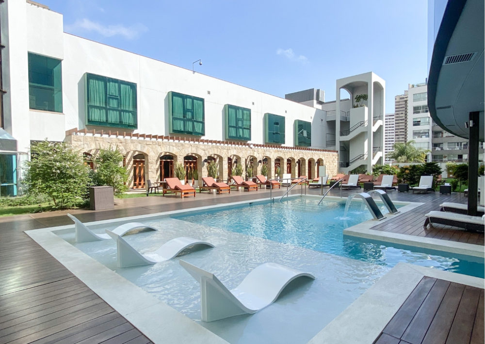 Piscina-Exterior-1-1000x709 - Swissôtel Lima: una estancia para descubrir el lado más elegante de Lima
