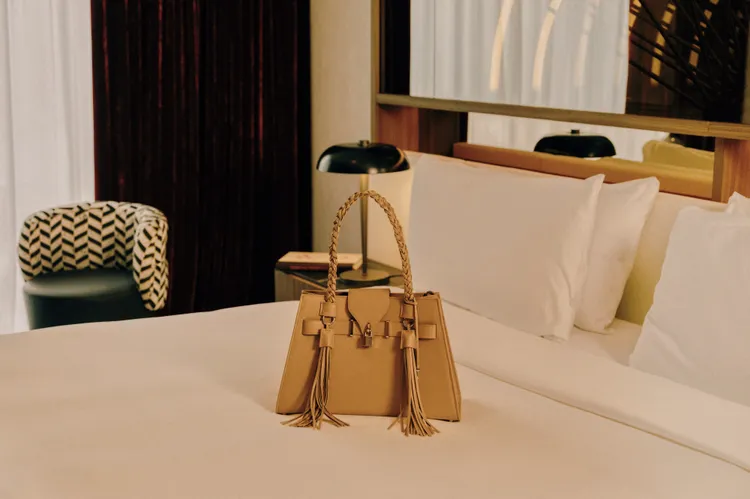 W Florence regala un bolso de cuero artesanal diseñado por Domenico Orefice a sus huéspedes W Florence regala un bolso de cuero artesanal diseñado por Domenico Orefice a sus huéspedes