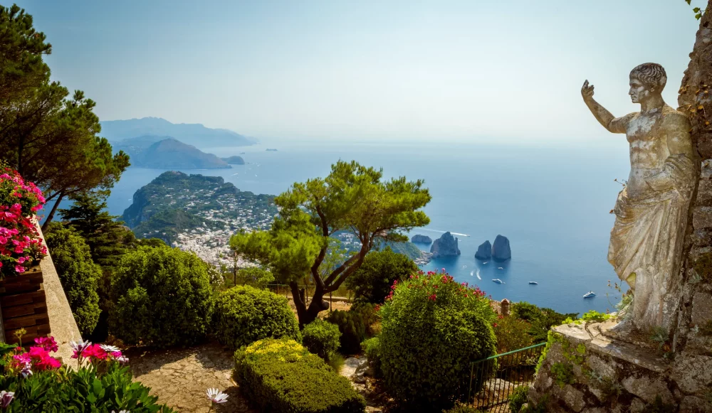 Esta glamurosa isla italiana presume de impresionantes villas, vistas costeras de ensueño y exclusivas zonas comerciales