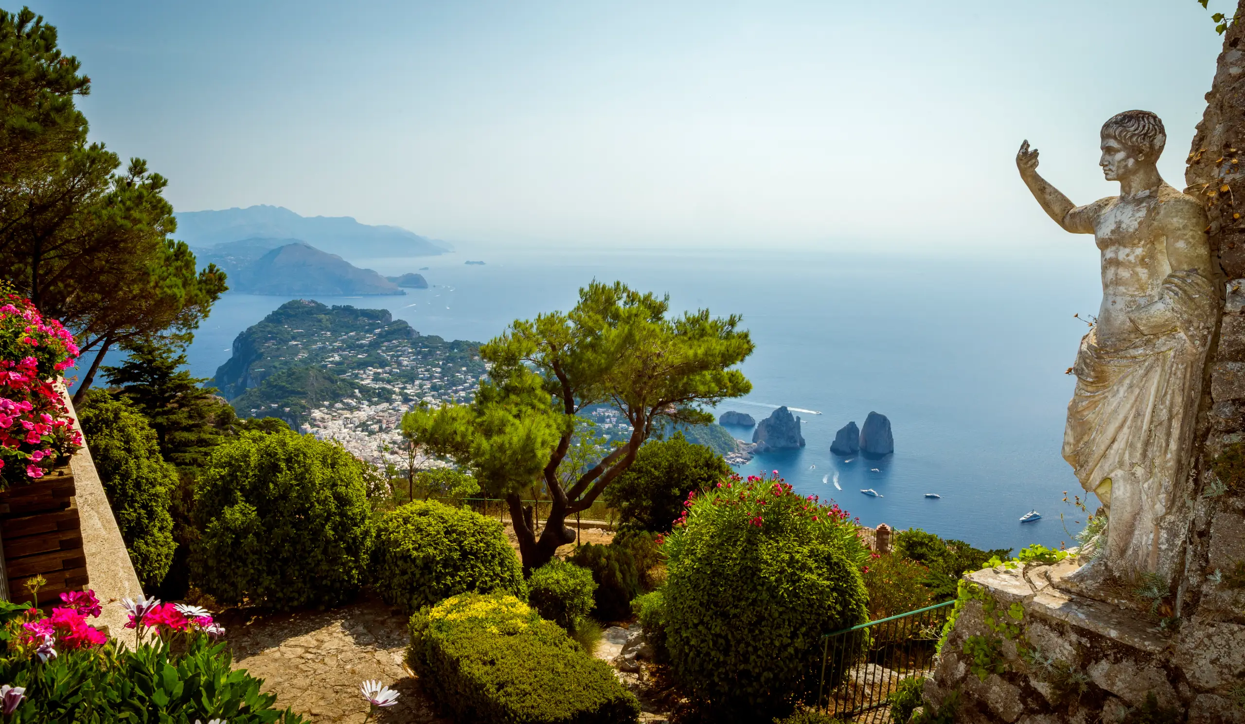 Esta glamurosa isla italiana presume de impresionantes villas, vistas costeras de ensueño y exclusivas zonas comerciales