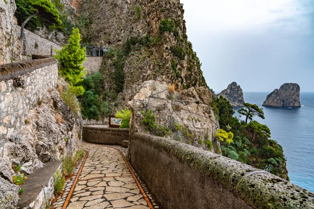 capri-paseo-1000x667 - Esta glamurosa isla italiana presume de impresionantes villas, vistas costeras de ensueño y exclusivas zonas comerciales
