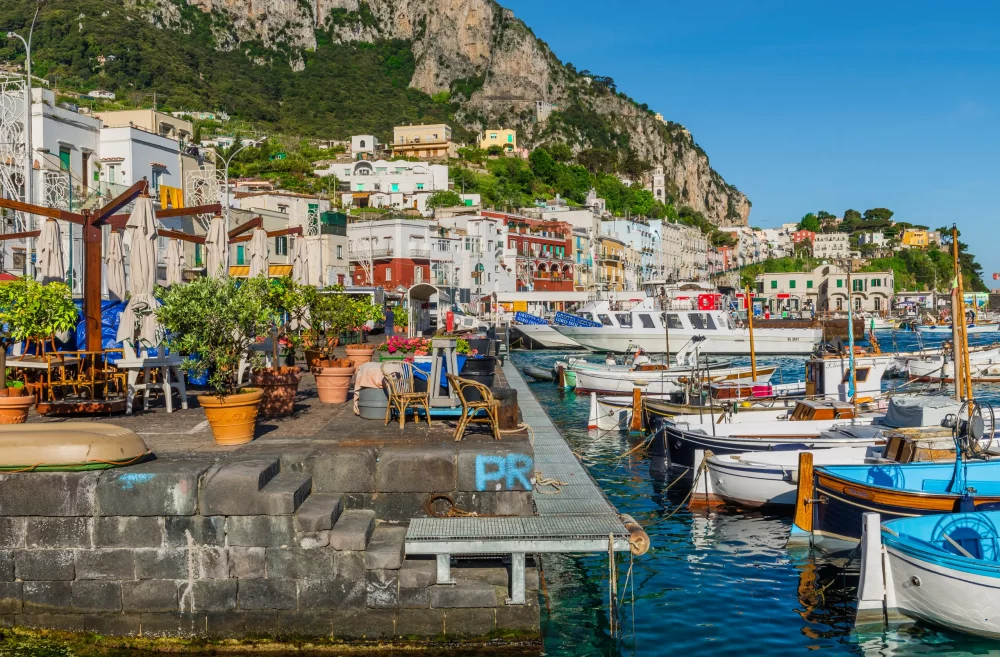 capri-vistas-1000x657 - Esta glamurosa isla italiana presume de impresionantes villas, vistas costeras de ensueño y exclusivas zonas comerciales