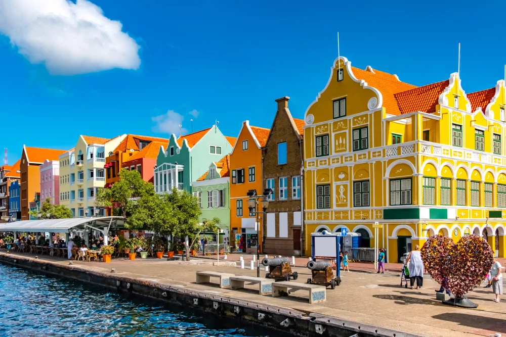 casas-curazao-1000x667 - Curazao, el paraíso caribeño de moda por el Mundial