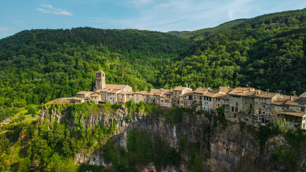 iStock-2278729859-1000x563 - Pueblos construidos sobre acantilados que desafían la gravedad
