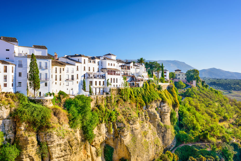 iStock-472031208-1000x667 - Pueblos construidos sobre acantilados que desafían la gravedad