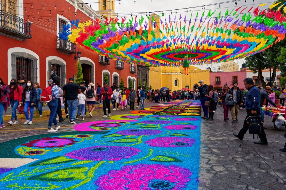 La Noche que Nadie Duerme, la tradición que llena las calles de colores en Huamantla La Noche que Nadie Duerme, la tradición que llena las calles de colores en Huamantla