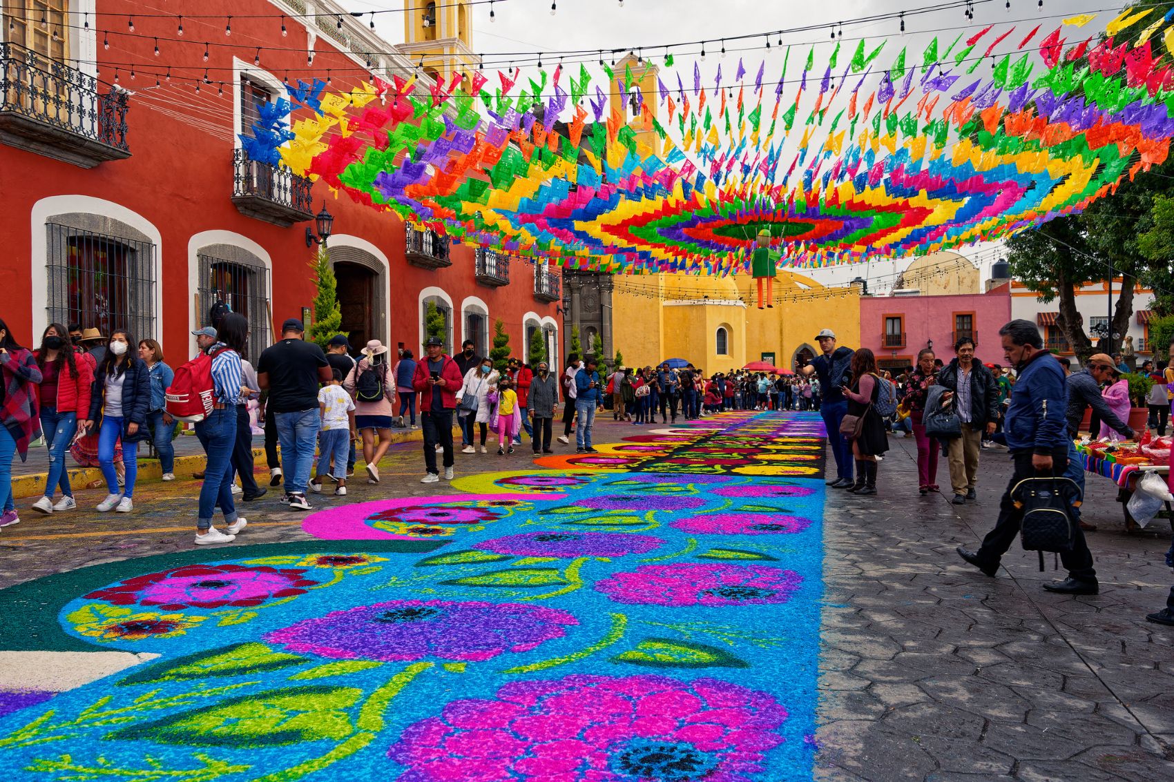 La Noche que Nadie Duerme, la tradición que llena las calles de colores en Huamantla La Noche que Nadie Duerme, la tradición que llena las calles de colores en Huamantla