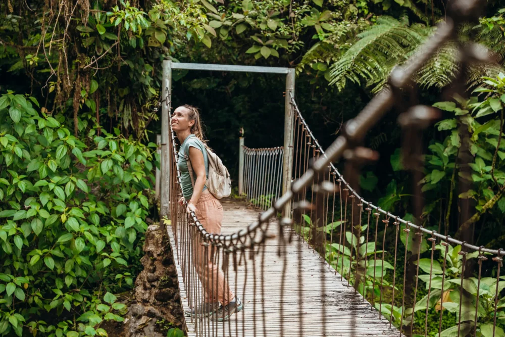 mujer-costa-rica-1000x667 - 15 mejores destinos seguros para mujeres que viajan solas