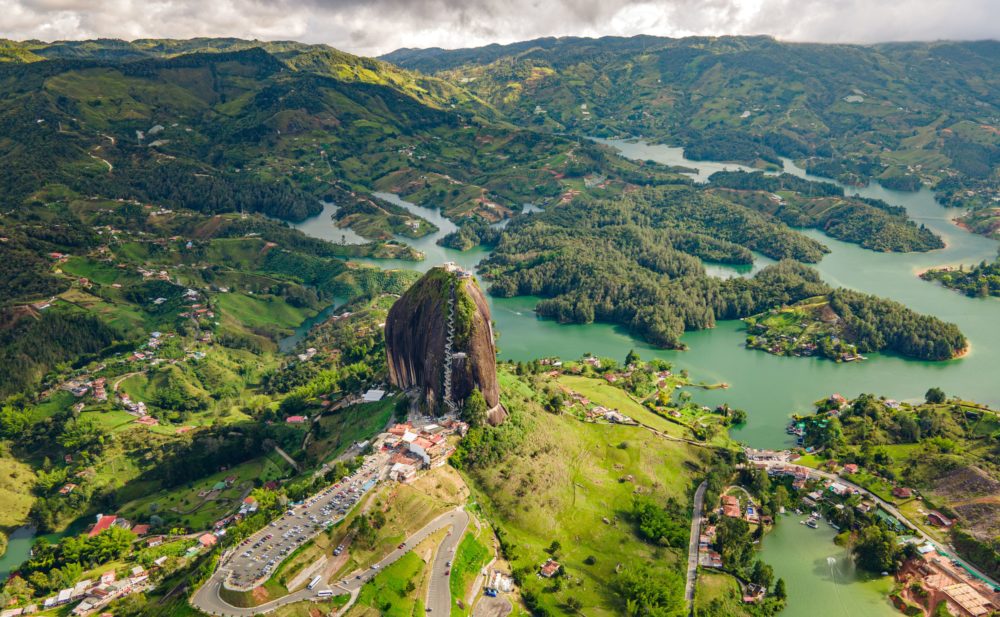 El pueblo colombiano que quedó bajo el agua y se convirtió en un destino turístico 