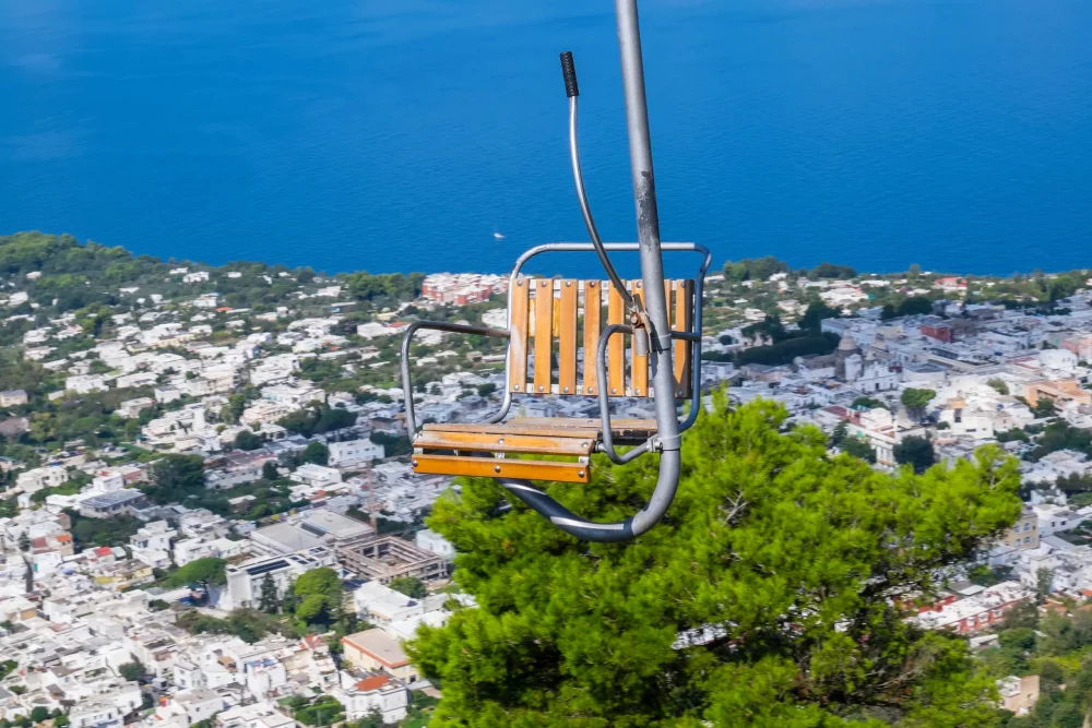 telesilla-capri-1000x667 - Esta glamurosa isla italiana presume de impresionantes villas, vistas costeras de ensueño y exclusivas zonas comerciales