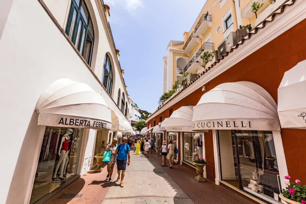 tiendas-capri-1000x667 - Esta glamurosa isla italiana presume de impresionantes villas, vistas costeras de ensueño y exclusivas zonas comerciales