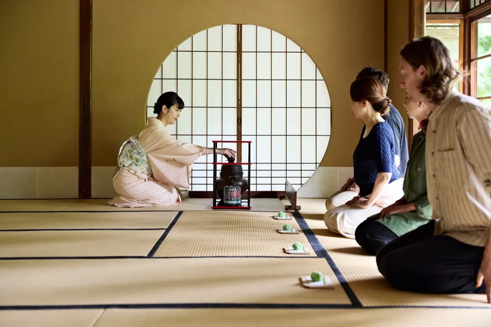 viajeros-participando-en-una-ceremonia-tradicional-de-te--1000x667 - Estos son los consejos de etiqueta que todo viajero debería conocer antes de ir a Japón, según una experta en viajes