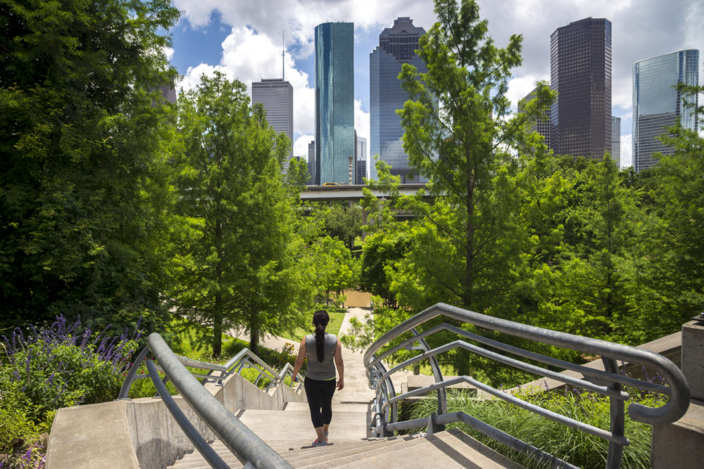Buffalo-Bayou-Park-Stairs-Skyline-1000x667 - 10 lugares de Houston para descubrir en familia