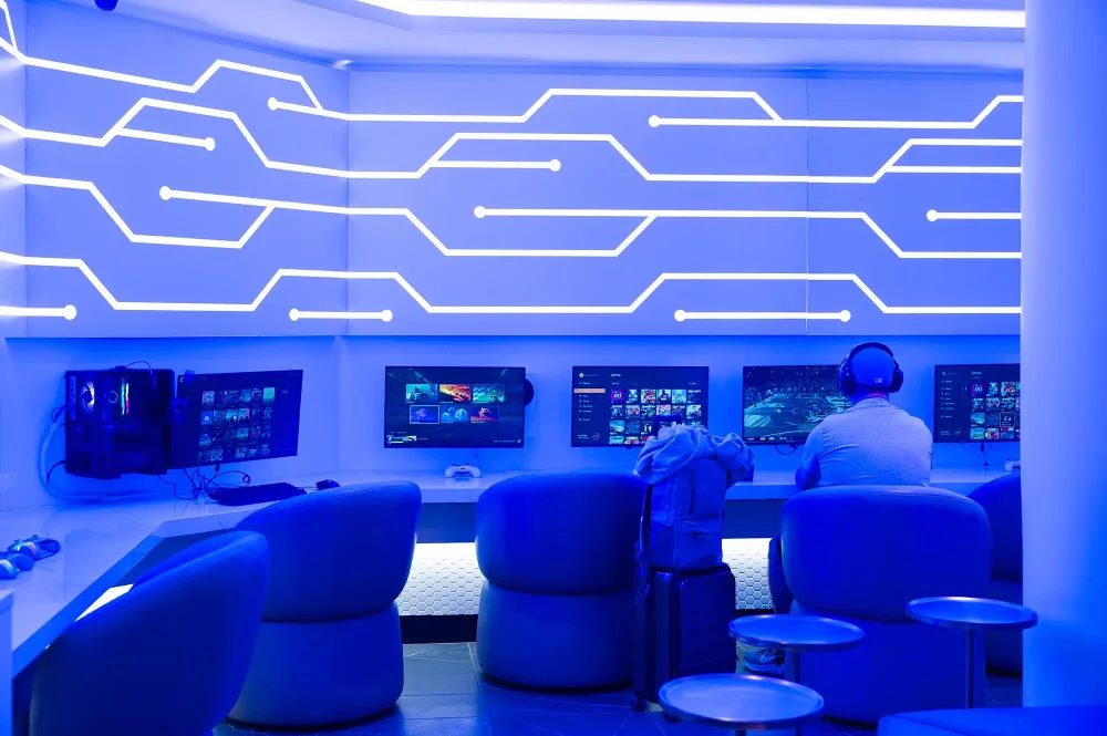 Conoce la sala VIP de aeropuerto con consolas de videojuegos y un bartender robot