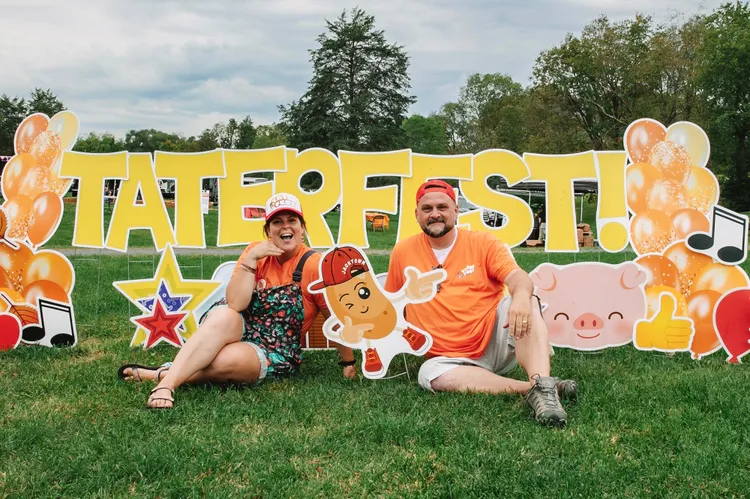 Este festival gratuito celebra a la papa con concursos, esculturas de puré y hasta bingo de vacas en Virginia