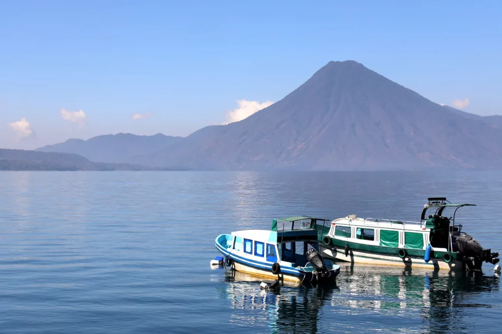 TAL-lanchas-lake-atitlan-guatamala-CNTAMLAKECOMO0925-7a227b9ba57e497dba5c3150dae55eb9-1000x665 - El "Lago de Como de Centroamérica" tiene aguas verde azuladas, pueblos coloridos y 3 volcanes
