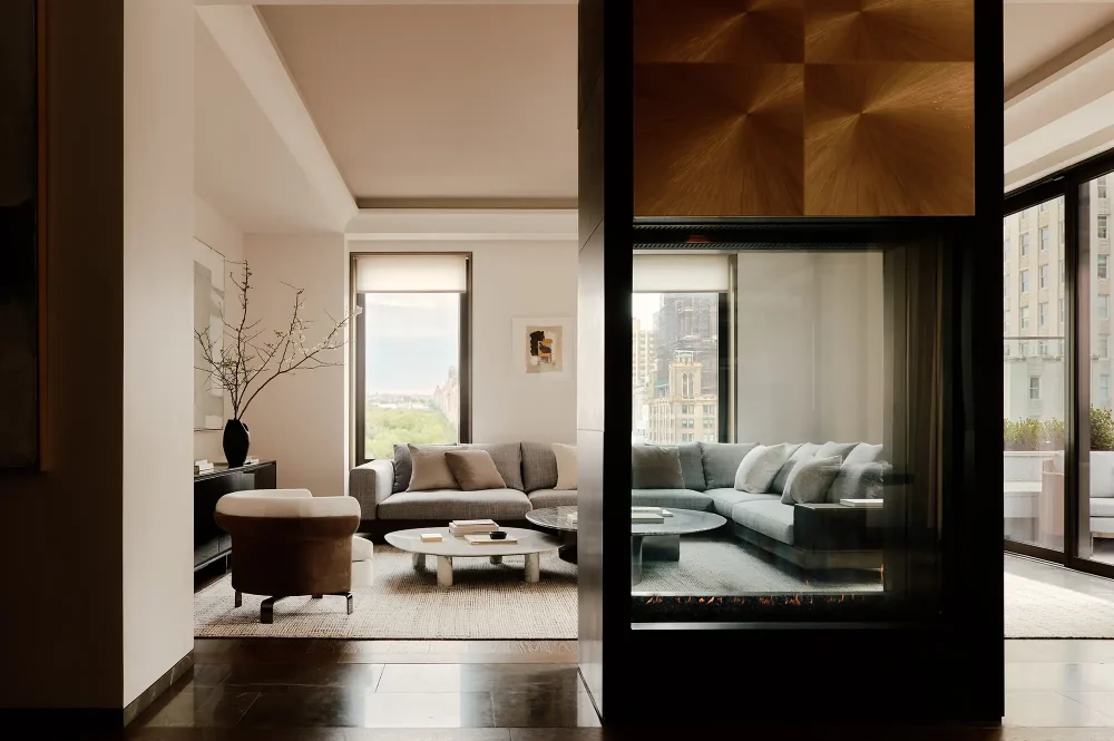 TAL-living-room-aman-new-york-AMANHOMES0726-25e3862bca5e493f87833a41e683d6d6-1000x665 - Aman New York estrena cuatro nuevas residencias privadas con piscinas y vistas a Central Park