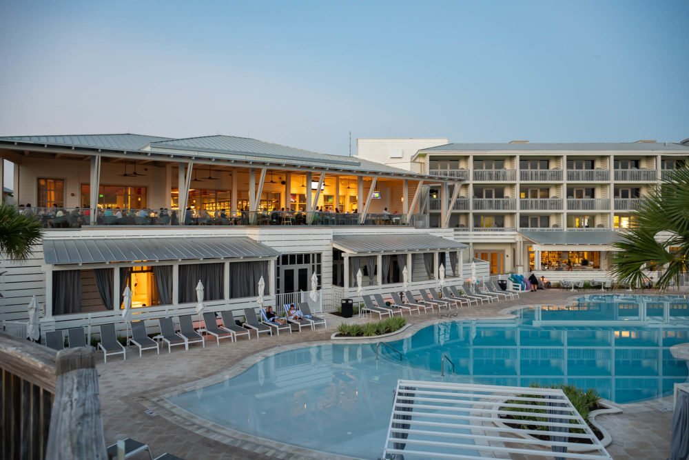 WCI-FISH-Balcony-Pool_Sunset-1000x667 - Uno de los lagos más extraños del planeta de un lado; playa y 10 albercas del otro: este resort en Florida lo tiene todo