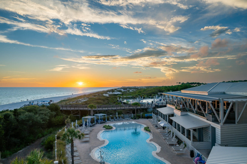 Uno de los lagos más extraños del planeta de un lado; playa y 10 albercas del otro: este resort en Florida lo tiene todo Uno de los lagos más extraños del planeta de un lado; playa y 10 albercas del otro: este resort en Florida lo tiene todo
