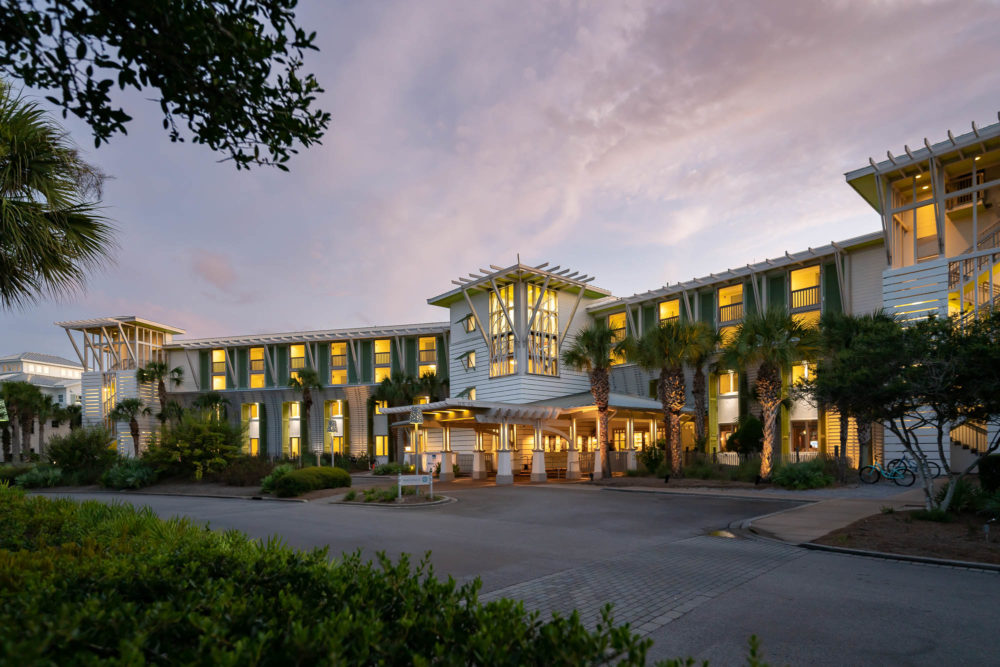 WaterColor-Inn-Front-Ext-1000x667 - Uno de los lagos más extraños del planeta de un lado; playa y 10 albercas del otro: este resort en Florida lo tiene todo
