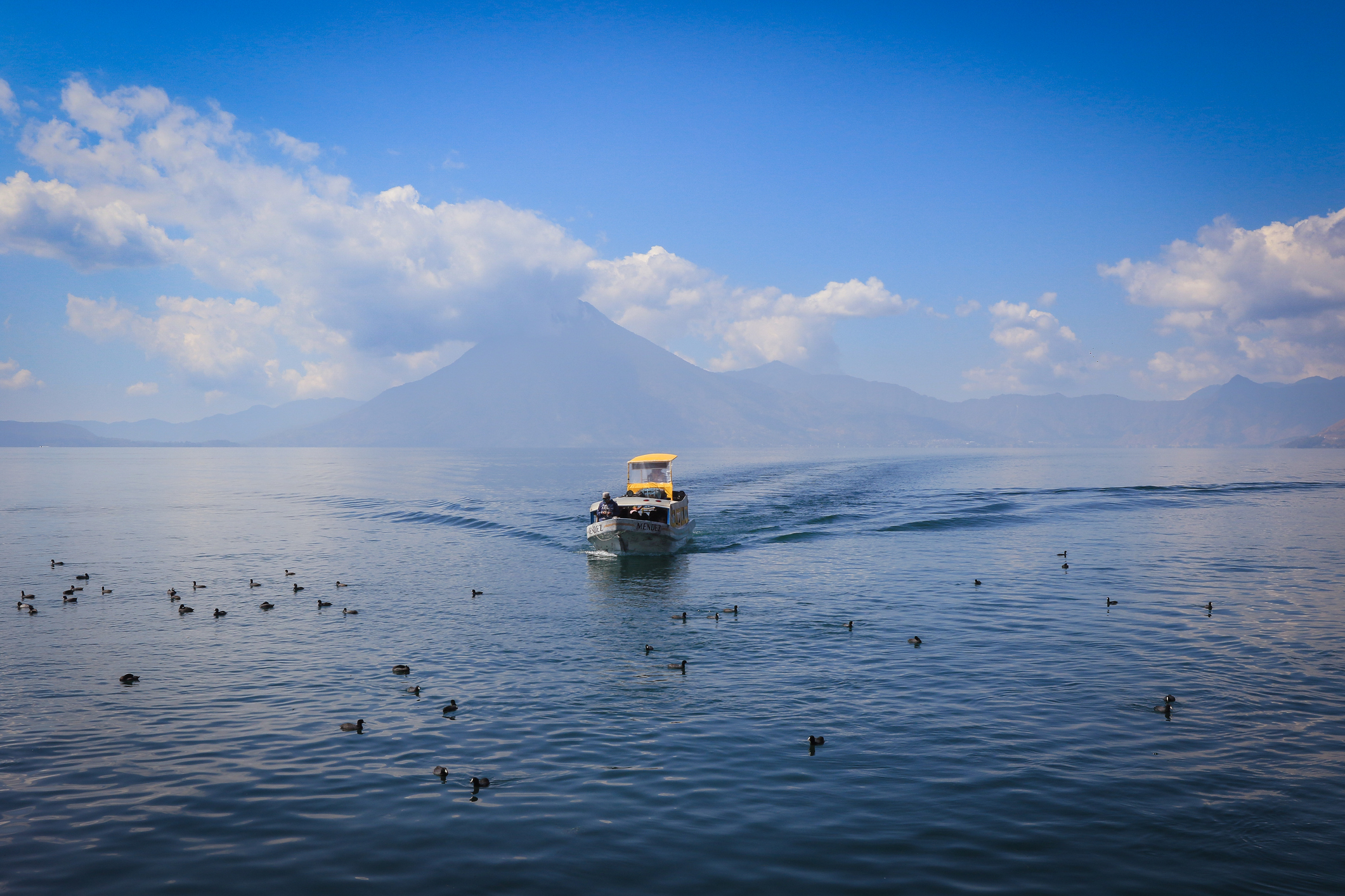 El «Lago de Como de Centroamérica» tiene aguas verde azuladas, pueblos coloridos y 3 volcanes El «Lago de Como de Centroamérica» tiene aguas verde azuladas, pueblos coloridos y 3 volcanes