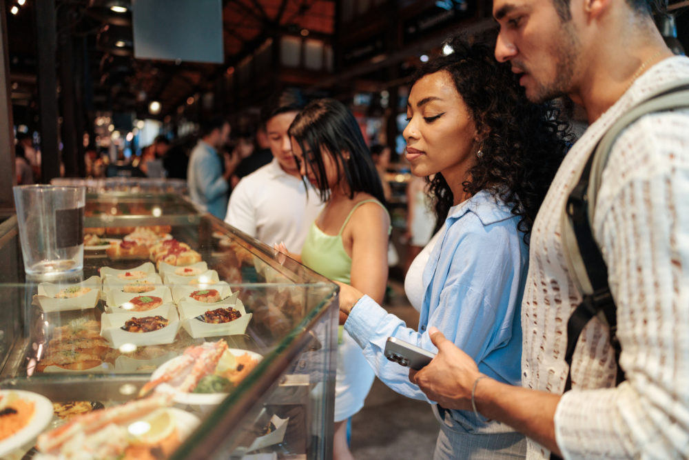 iStock-2230103286-1000x667 - Mercados gastronómicos que debes visitar al menos una vez