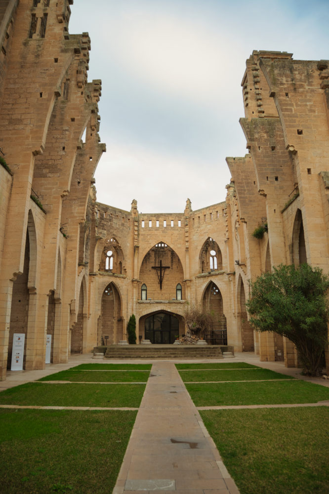 iglesia-son-servera-mallorca-666x1000 - La Mallorca menos conocida: vida rural, gastronomía y tranquilidad