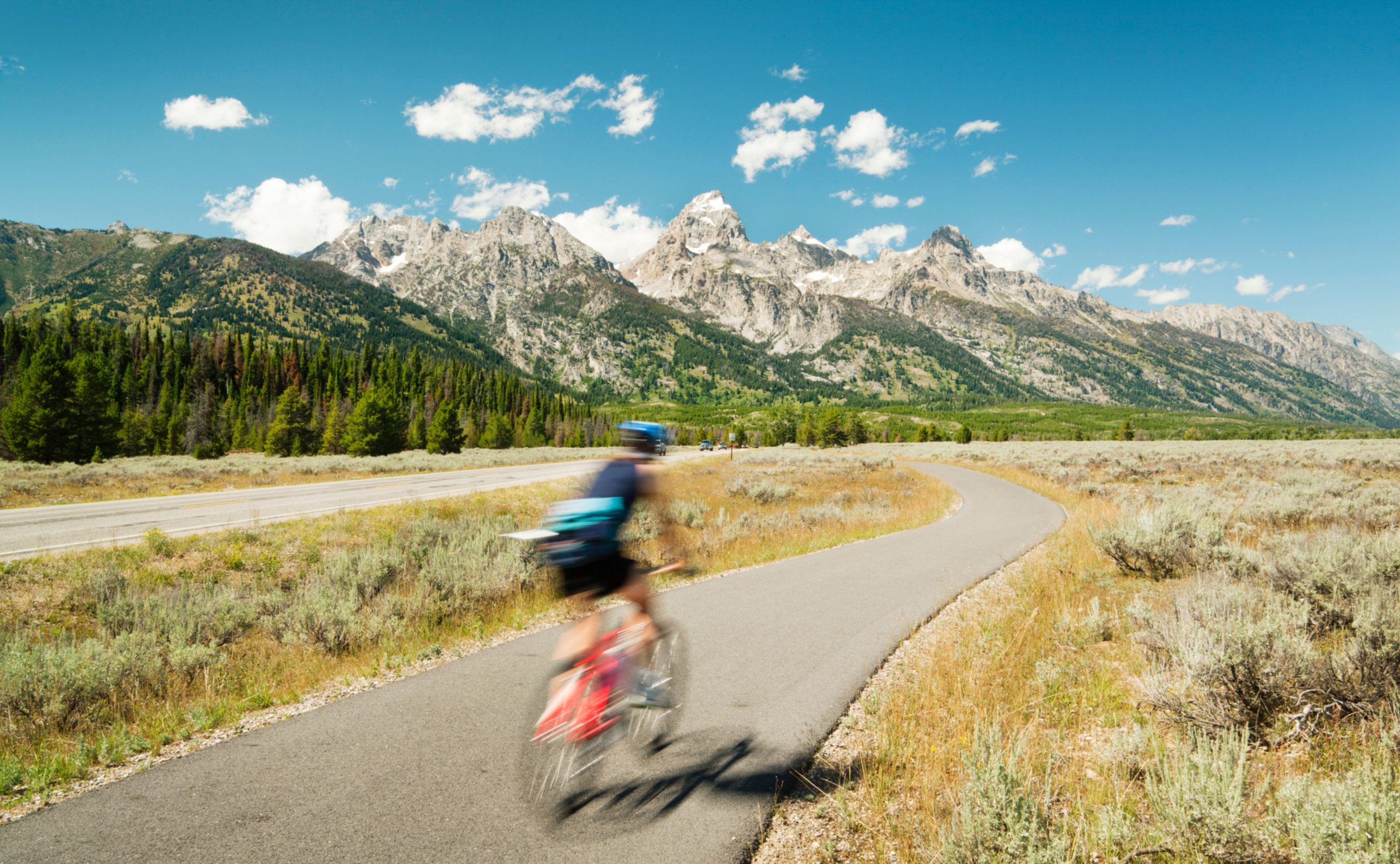 Esta ruta escénica para bicicleta pasa por un Parque Nacional, un refugio de alces y aguas termales