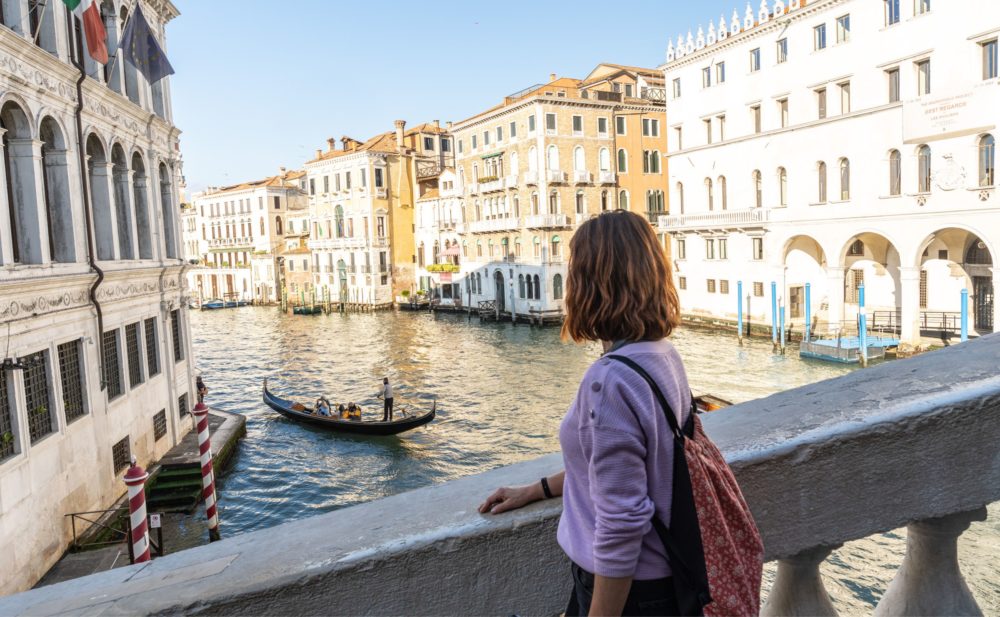 venecia-mujer-1000x617 - Ciudades caminables: estos destinos se disfrutan más a pie