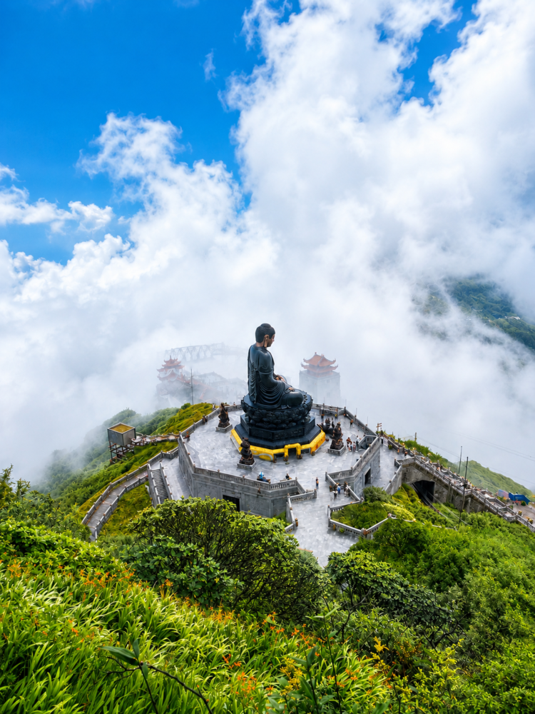Gran-Buda-de-Amitabha-1-750x1000 - Experiencias para vivir al menos una vez en la vida: sendero del monte Fansipan en Vietnam