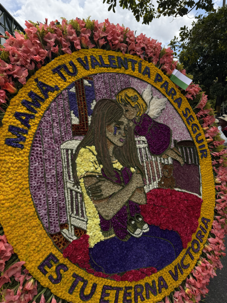 IMG_7187-scaled-e1787772279451-750x1000 - Pensé que había viajado a Medellín para ver flores, pero encontré las historias que los silleteros cargan sobre sus espaldas