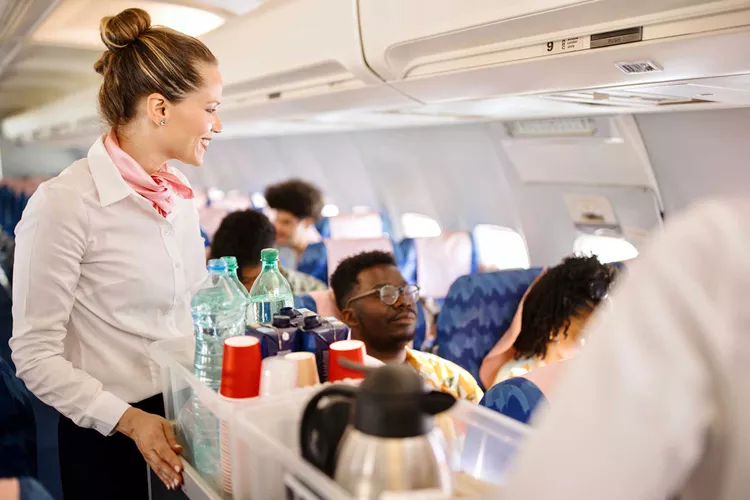 9 consejos para viajar en avión, según auxiliares de vuelo