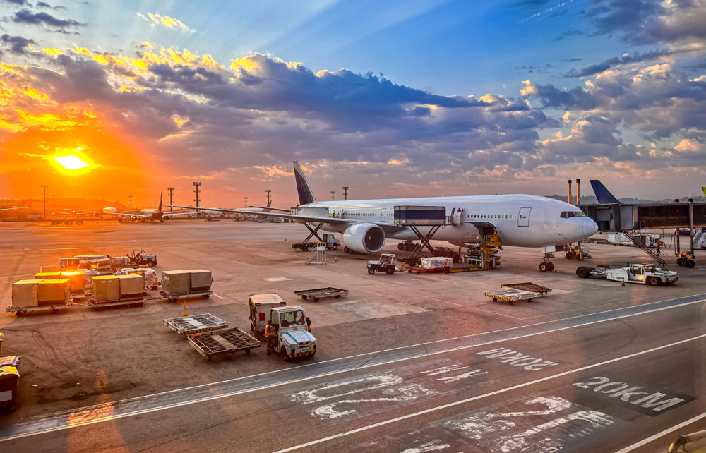 avion-amanecer-1000x642 - ¿Cómo pasar más rápido en el aeropuerto?