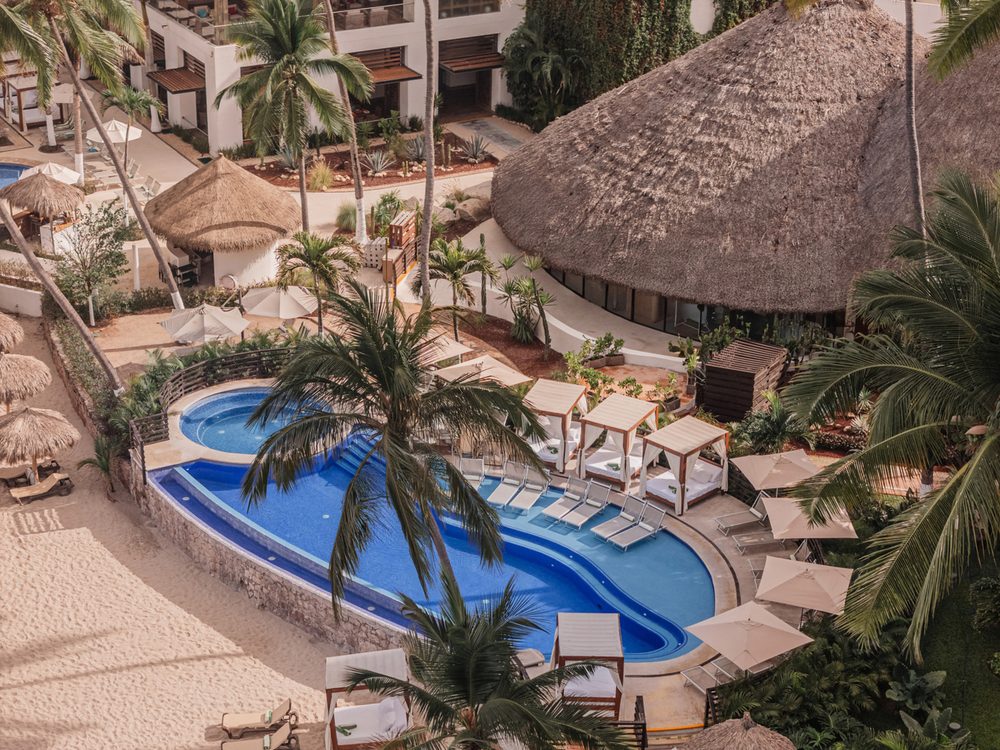 hyatt-ziva-puerto-vallarta-piscina-1000x750 - Descanso entre imponentes acantilados y mar calmante