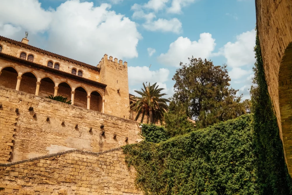 iStock-2160461504-1000x667 - Reabre el Palacio de la Almudaina en Mallorca. Descubre esta residencia real