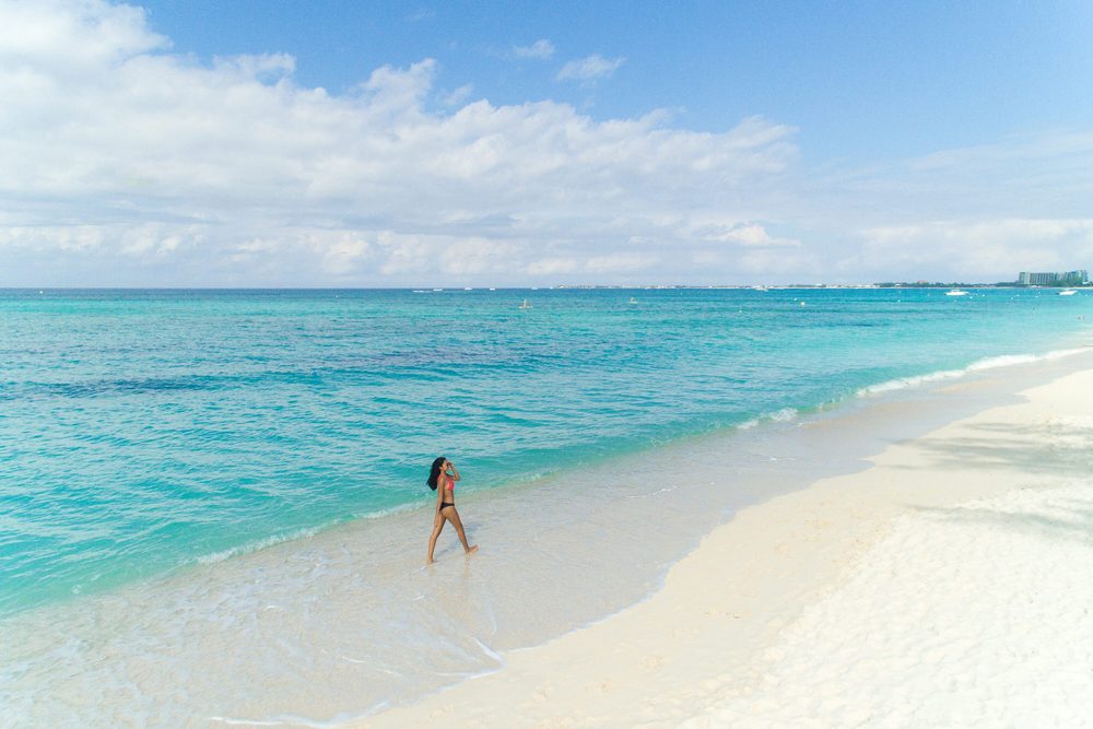islas-caiman-seven-mile-beach-1000x667 - Al rumor de las olas en Islas Caimán