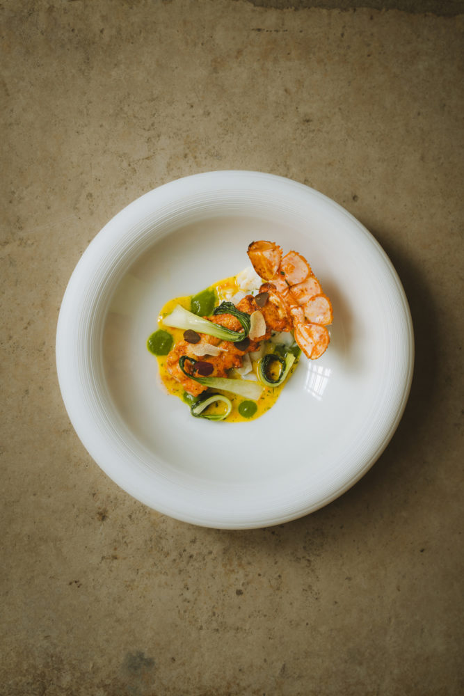 EUG-PLAT-RESTO-MG-BELLE-LANGOUSTINE-DOREE-AU-BEURRE-D-EPICES-LES-PRES-DEUGENIE-JOANN-PAI.112-870x1305-1dedb74-667x1000 - Cómo elegir los mejores hoteles para tu próximo viaje a Francia: