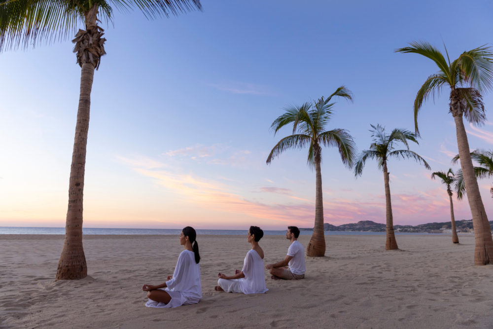 Hyatt-Ziva-Los-Cabos-Beach-Sunrise-Meditation-2-1000x667 - Tu día y tus reglas, así es como deberías disfrutar el todo incluido frente al mar