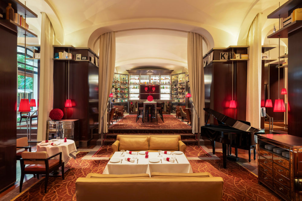 Le-Royal-Monceau-Raffles-Paris-Le-Bar-Long-@Vincent-Leroux-11-1000x668 - Cómo elegir los mejores hoteles para tu próximo viaje a Francia: