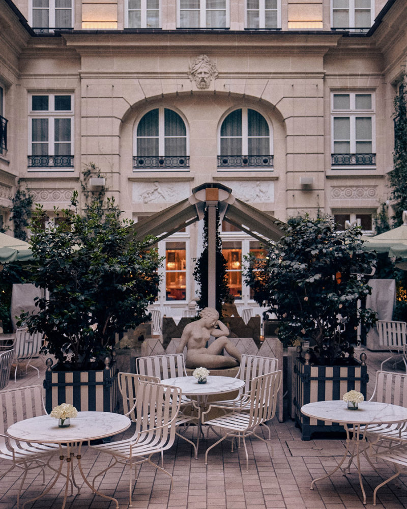 RWCRI_Cour-dHonneur_@LaurenLuxenberg-1-800x1000 - Cómo elegir los mejores hoteles para tu próximo viaje a Francia: