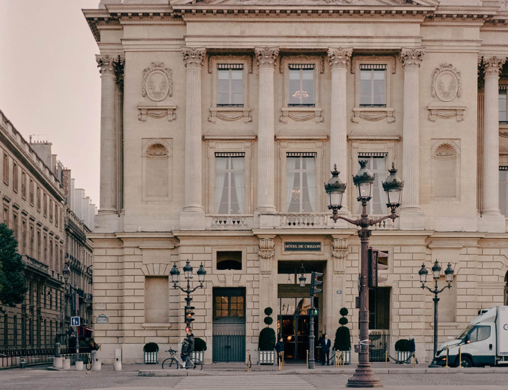 RWCRI_Facade-Hotel-de-Crillon_@LaurenLuxenberg-1-1000x768 - Cómo elegir los mejores hoteles para tu próximo viaje a Francia: