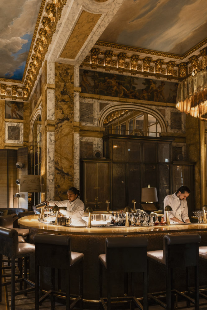 RWCRI_Facilities_Bar-Les-Ambassadeurs_bartenders-2-667x1000 - Cómo elegir los mejores hoteles para tu próximo viaje a Francia: