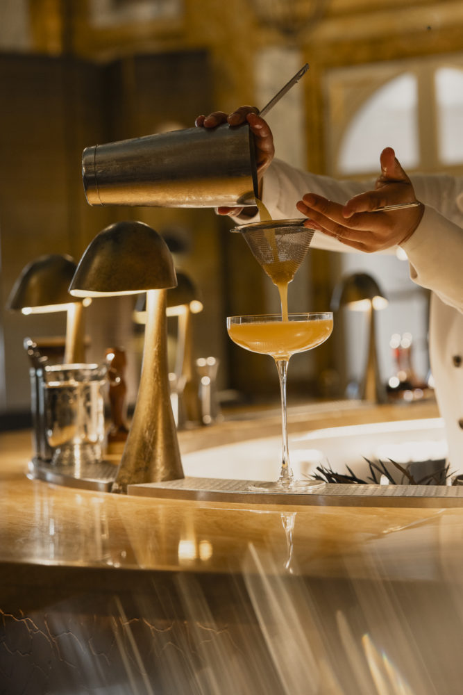 RWCRI_Facilities_Bar-Les-Ambassadeurs_cocktail-667x1000 - Cómo elegir los mejores hoteles para tu próximo viaje a Francia:
