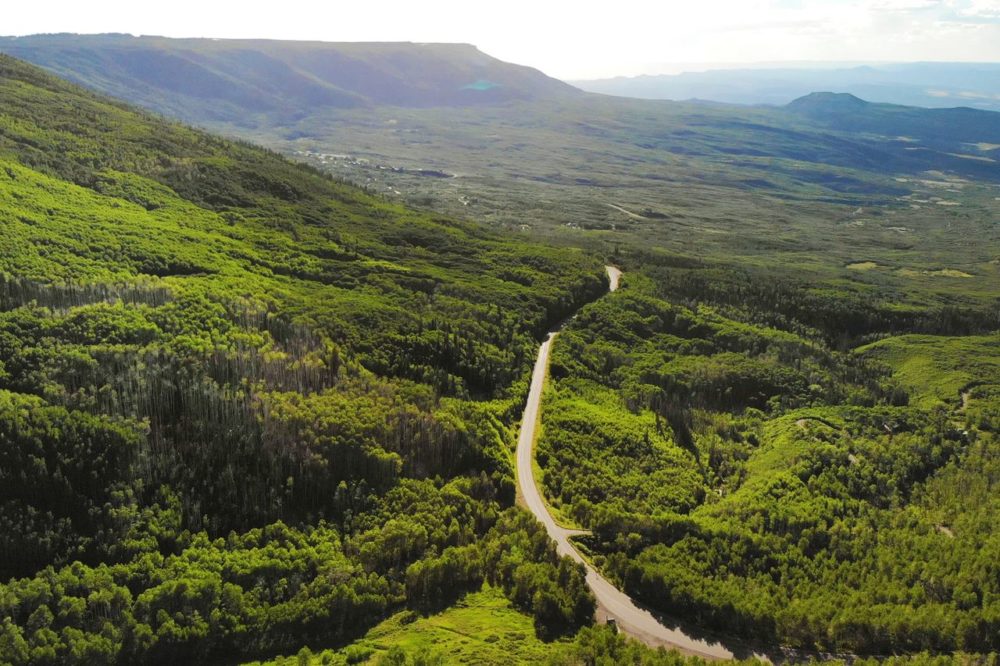 TAL-getting-there-aerial-view-grand-mesa-road-GRANDMESAGUIDE0926-82dcc1e1b1104dd89decf2a2fd40abb6-1000x666 - 300 lagos, senderos y paisajes increíbles: descubre este paraíso natural de Colorado