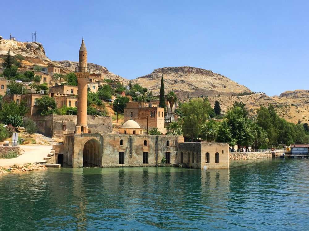 Esta antigua ciudad de Turquía fue inundada intencionalmente y puedes recorrer en barco sus calles y edificios sumergidos Esta antigua ciudad de Turquía fue inundada intencionalmente y puedes recorrer en barco sus calles y edificios sumergidos