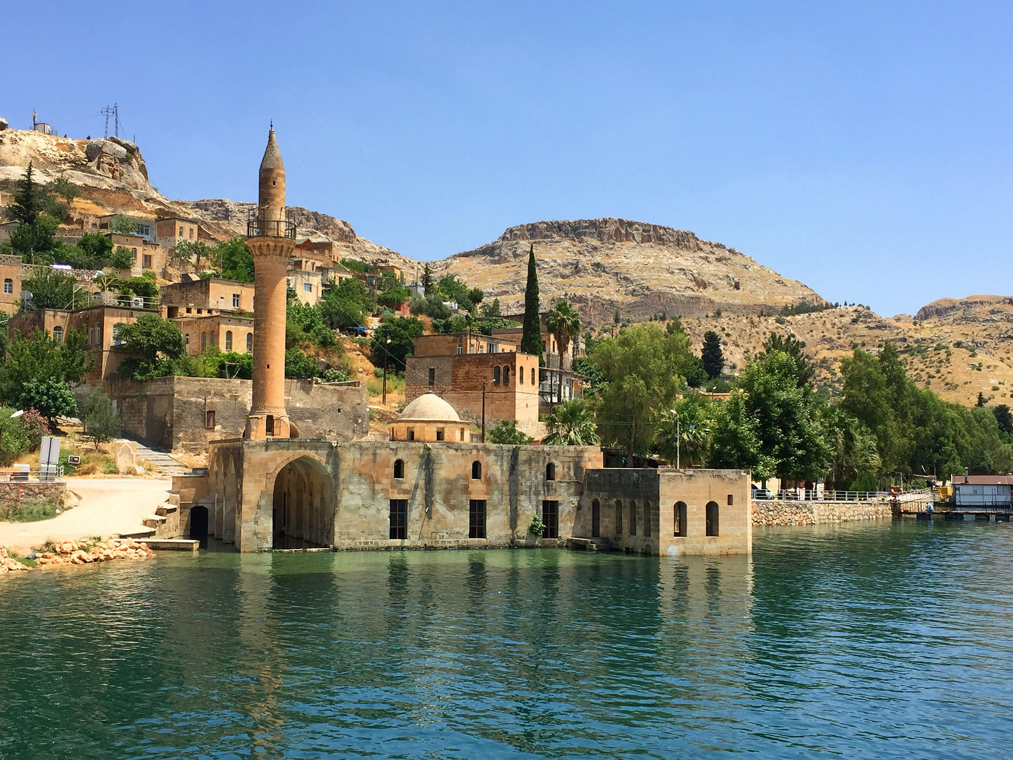 Esta antigua ciudad de Turquía fue inundada intencionalmente y puedes recorrer en barco sus calles y edificios sumergidos Esta antigua ciudad de Turquía fue inundada intencionalmente y puedes recorrer en barco sus calles y edificios sumergidos