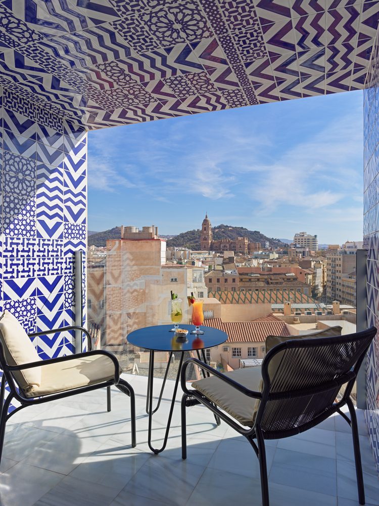 06.1_HCGCathedralViewRoomTerrace-750x1000 - H10 Croma Málaga: las mejores vistas y carácter urbano en el casco histórico