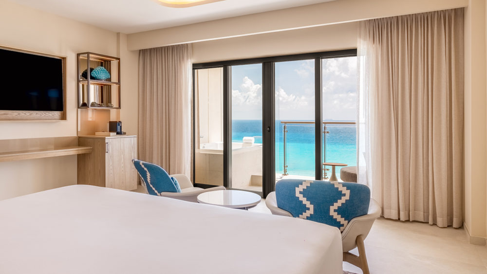 CUNIA-Grand-Presidential-Suite-OF-King-Bedroom-Corner-RL-1000x563 - De la cercanía con el mar a la privacidad de la habitación
