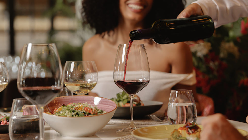CUNIA-RES-Table-Close-Up-Wine-rl-1000x563 - Sabores y experiencias creadas para compartir y recordar