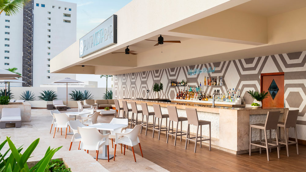 Hyatt-Ziva-Cancun-Turquoize-Tower-Punta-Vista-Bar-1000x563 - Así es Torre Turquesa, un espacio para adultos en el Caribe